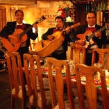 メキシコの3人組楽団「マリアッチ」が毎日、生演奏しております♪
※現状毎日1名で演奏中です。