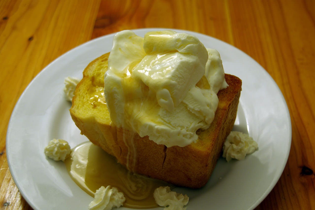 バニラアイスがのったはちみつトースト