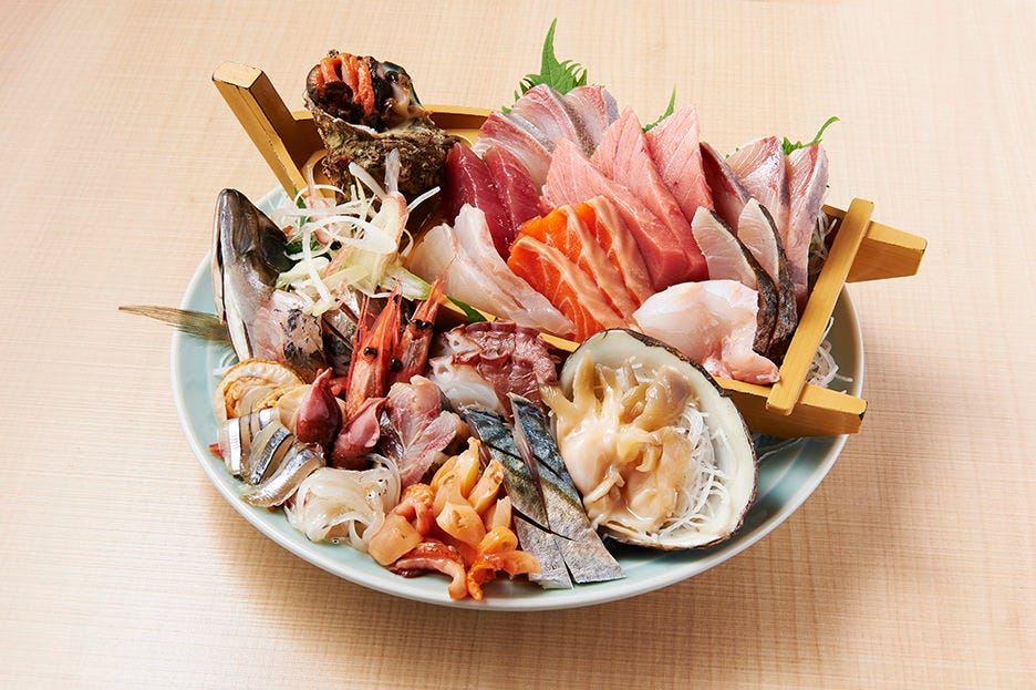 刺身や貝類がふんだんに盛り付けられている様子