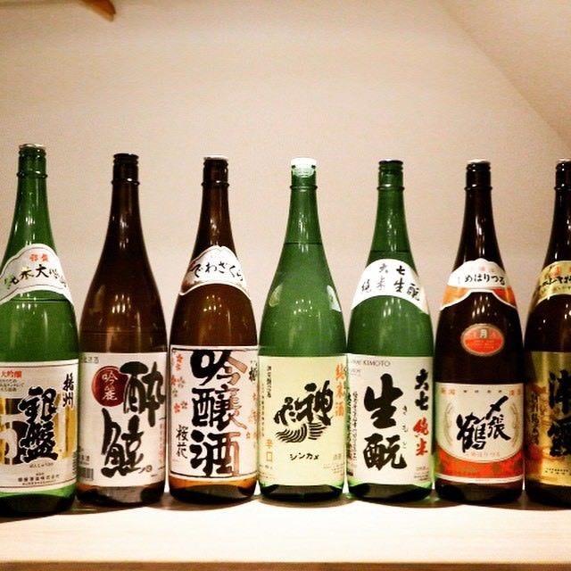常時10～12種類の日本酒を取り揃えております！