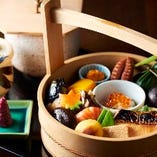 【名物 手をけ弁当】手軽に味わう京料理。手作りの手桶に盛り込んだ四季の彩りを堪能　