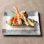 【手をけ弁当と贅沢な一皿】車海老と季節野菜の天婦羅※内容は季節により少し替わります。