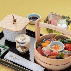 【手をけ弁当とお造り三種盛合せ】お造り三種（日替り）と手をけ弁当※内容は季節により少し替わります。