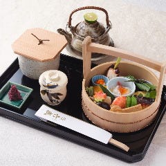 【手をけ弁当と松茸と鱧の土瓶蒸し】秋のお楽しみ。