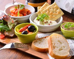 前菜5種の盛り合わせ 人気のハニーチーズ豆腐などなど。