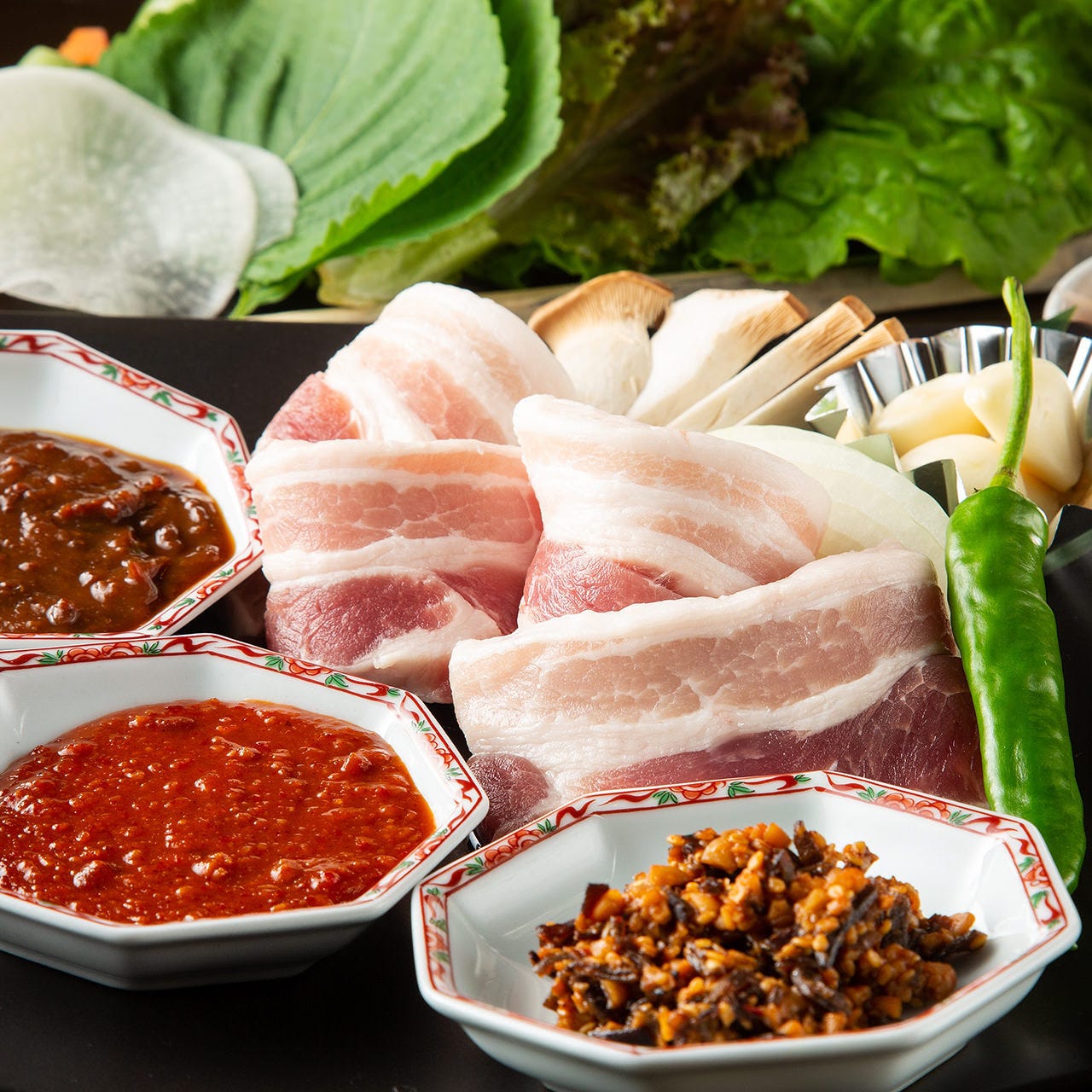 国産肉と韓国から仕入れた食材の融合
