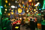 カラフルなちょうちんが可愛い♪台湾夜市の雰囲気たっぷりな店内テーブル席