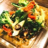 ブロッコロ　ブロッコリーのペペロンチーノオイルかけ
Broccoli with Peperoncino Oil
