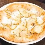 クワトロ・フォルマッジ
Quattro Formaggio : Mozzarella, Gorgonzola, recotta ,Parmigiano and Apples
