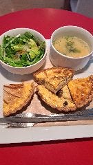 キッシュは７種類から好きな４種類の味を選べます。