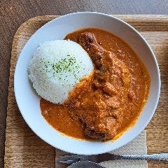 厳選したホール＆パウダースパイスを使った手作りカレーです。