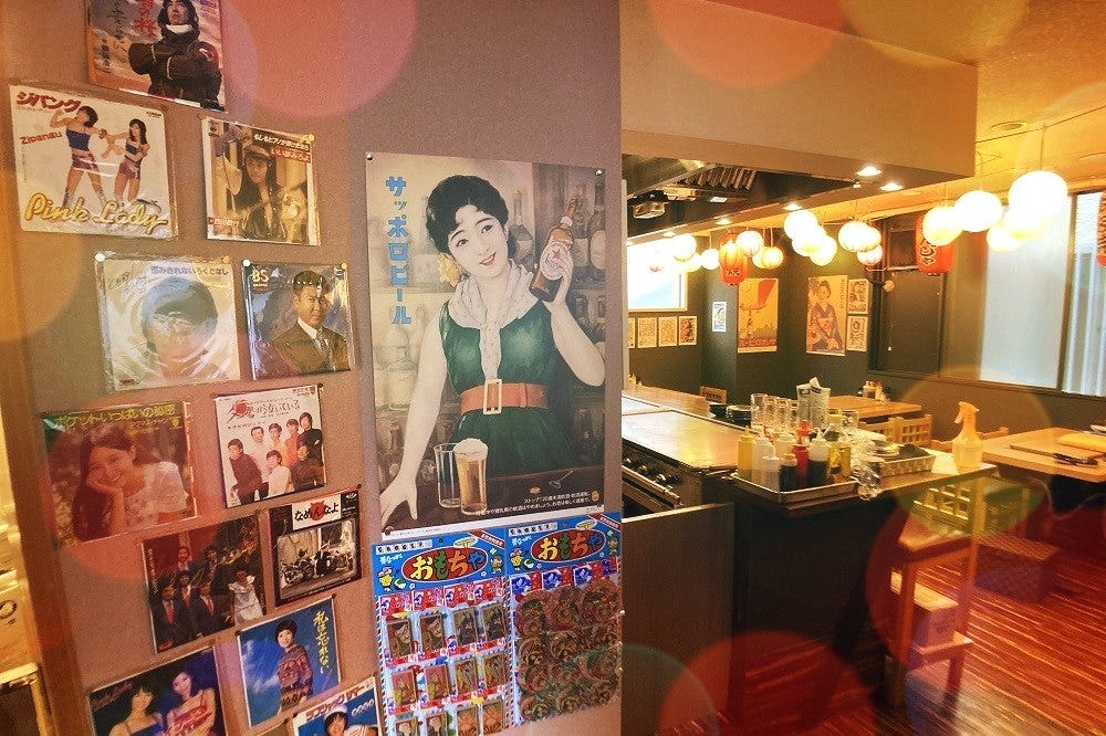 昭和レトロなポスターが貼られている居酒屋の内観