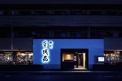 マンションの１階が焼肉平城苑松原店です。