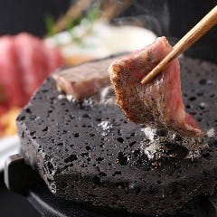 【サーロインの和牛熔岩石炙り焼きコース】旨味たっぷり”サーロインの炙り焼き”を楽しめる全6品
