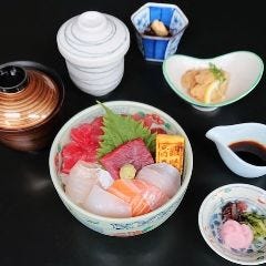 ランチ限定【海鮮丼】お得に日替わり鮮魚を楽しめる