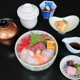 ランチ限定【海鮮丼】お得に日替わり鮮魚を楽しめる
