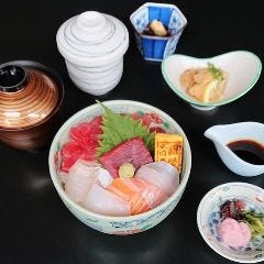 ランチ限定【海鮮丼】お得に日替わり鮮魚を楽しめる