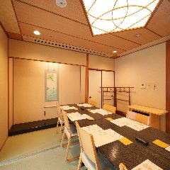 床の間を設えた純和風の完全個室空間
