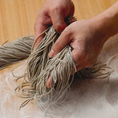 薫り高い蕎麦をたっぷり使用した打ちたて茹でたてのごまそばです