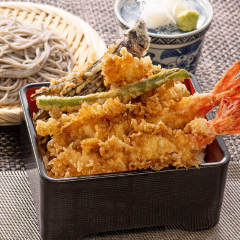 お重からはみ出るほどの特大海老が乗った天重とごまそばのセット