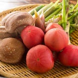新鮮野菜は、各方面からこだわって仕入れる。特にトマトは絶品。
