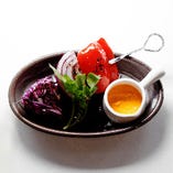 赤い野菜の炭焼きプロシェット