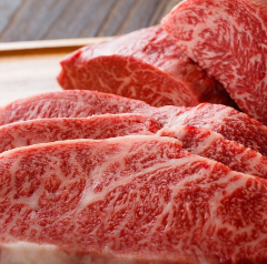 認定された生産農家が自然な環境の中で育てる上州和牛・上州麦豚