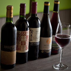 メニュー以外に、国産ワインなどのご用意もあります。