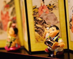 店内に飾られた韓国伝統人形や伝統工芸
