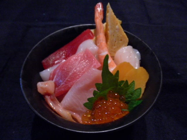海鮮丼　2500円（税込み）