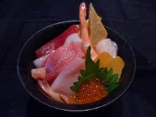 海鮮丼　2500円（税込み）