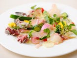 ボリューム満点、彩り豊かな人気の一皿「鮮魚のカルパッチョ」