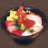 海鮮ちらし丼
12種類のネタを盛り付けてあります（大名椀付）