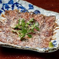 削りたてかつお節とパルミジャーノチーズのローストビーフ