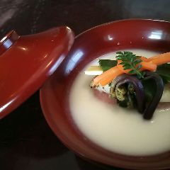 コースの椀物の一例です。