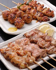土佐備長炭で丹精に焼き上げました。 秘伝だれでどうぞ！