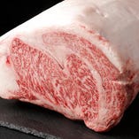 【肉卸直営店】
肉卸の流通網を活用して仕入れる高品質の和牛肉