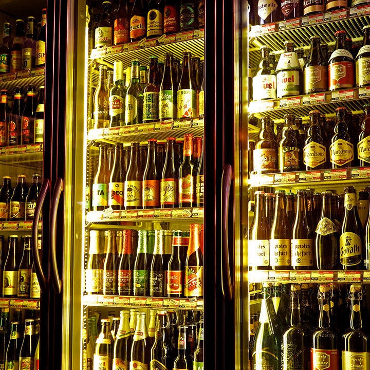 店内には100種類以上のボトルビールを収めた冷蔵庫が！