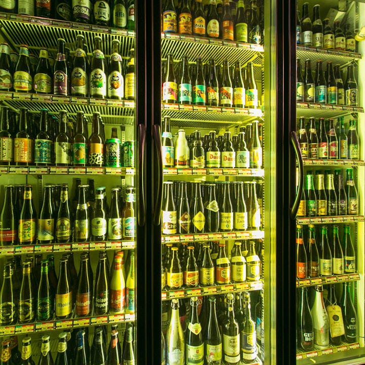 大型冷蔵庫にはベルギービールを中心に120銘柄以上をご用意
