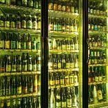 ボトルビールは大きな冷蔵庫から自由に選んでレジカウンターへ