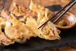 国産の食材を使用。
一つ一つ手包みの肉汁あふれる焼き餃子