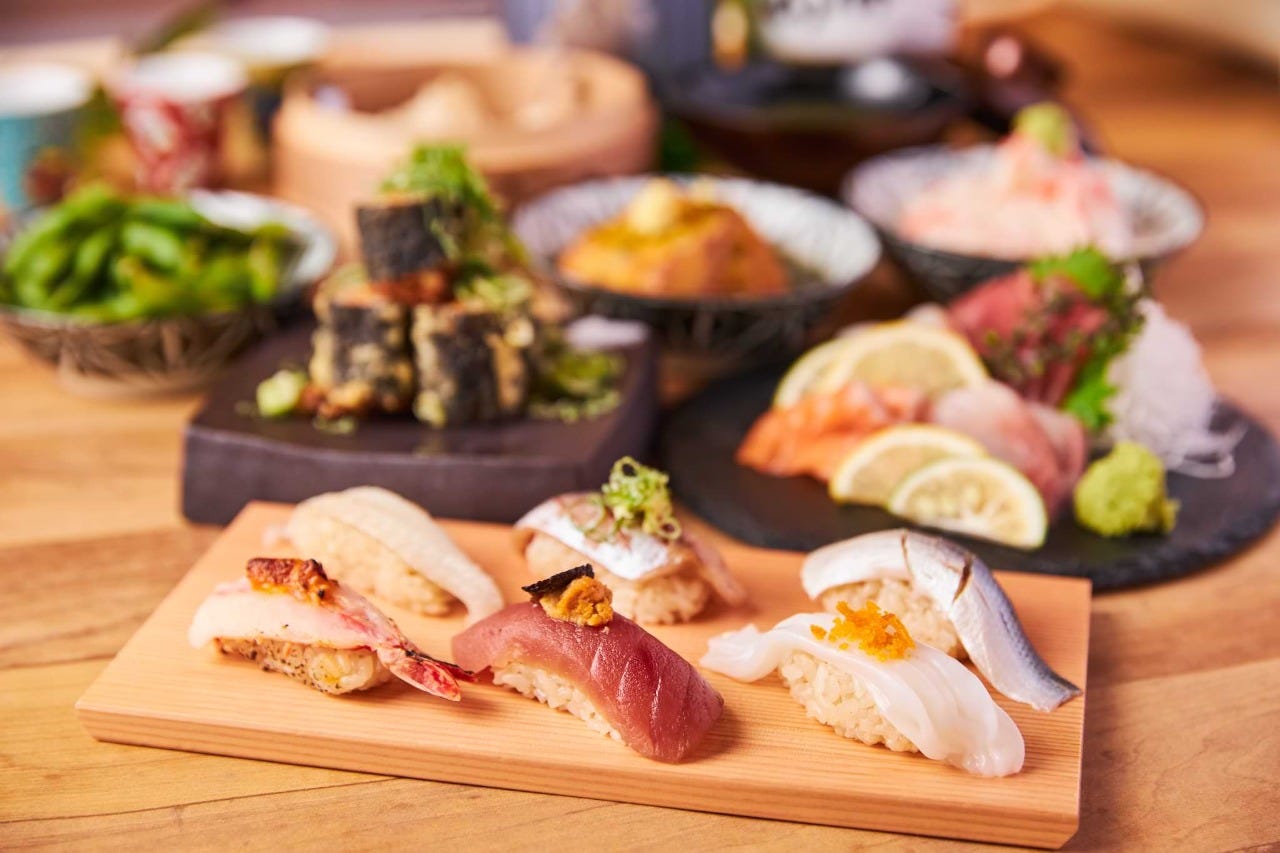 寿司や刺身、枝豆などが並んだテーブル