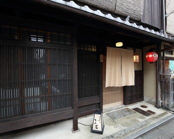 花街の街並みに、
しっとりとなじむ京町家 