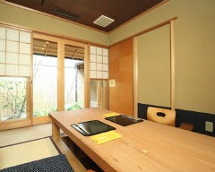 掘り炬燵の寛ぎやすい座席で ゆっくりお食事をお楽しみ下さい