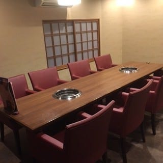 テーブル席・完全個室（壁・扉あり）・8名様