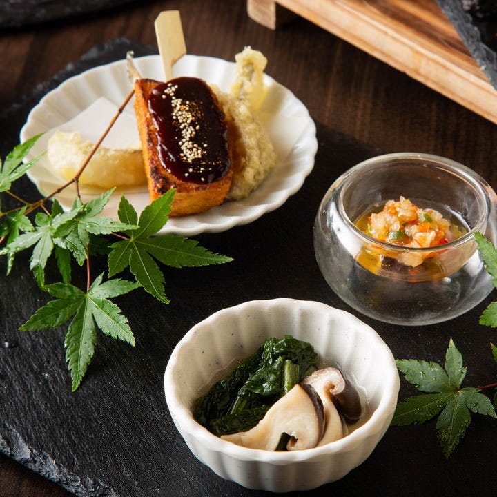 青もみじが添えられた小野の離れ 博多本店の3種類のおかずが並んでいる様子