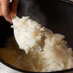 羽釜で炊く自慢の糸島米の銀しゃり飯はおかわり自由です♪