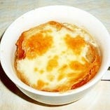 とろーりチーズのオニオングラタンスープ