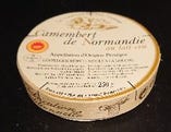 カマンベール　ド　ノルマンディ(フランス産、牛乳製、白カビタイプ)