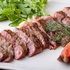 焦がしにんにくソースが絶妙！肉のグレードもUPして柔らかジューシーなステーキ♪